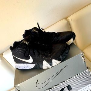 Basketball shoes like new size 10